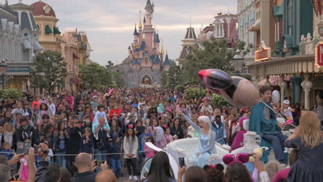 Crowd-of-visitors-walking-in-Disneyland-Paris