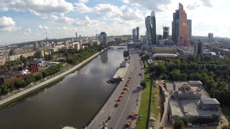 Luftaufnahme-Der-Stadt-Moskau-Mit-Fluss-Und-Bewölktem-Himmel