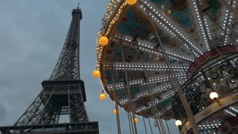 Eiffelturm-Und-Vintage-Karussell