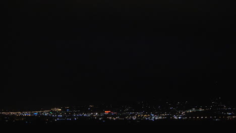 Gewitter-In-Der-Nachtbeleuchteten-Stadt