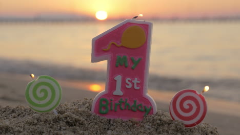 Einjährige-Geburtstagskerze-Am-Strand