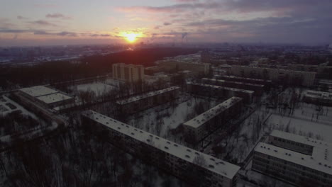 Luftaufnahme-Der-Stadt-Im-Winter-Bei-Sonnenaufgang,-St.-Petersburg,-Russland