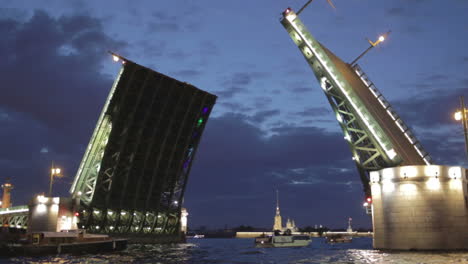 Die-Palastbrücke-In-Sankt-Petersburg