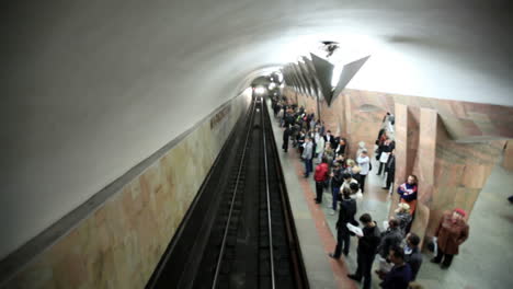 Llegada-Del-Tren-A-La-Estación-De-Metro-Markistskaya.