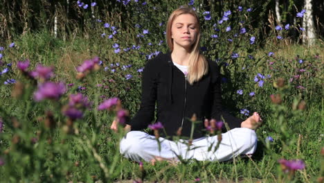 Mujer-Meditando-En-El-Parque-De-La-Ciudad