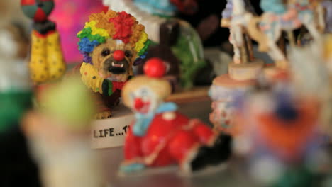 Clowns-Statuetten-Montage-Mit-Vielen-Verschiedenen-Aufnahmen