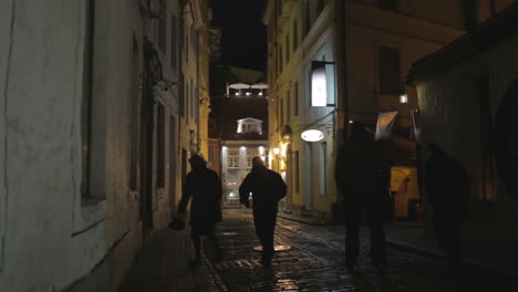 Altstadt-Bei-Nacht-Silhouetten-Von-Menschen