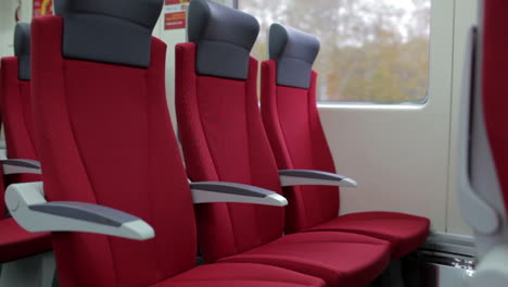 Rote-Stühle-Im-Zug