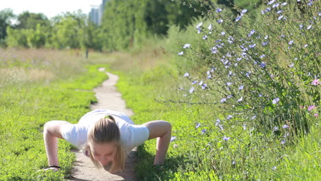 Young-woman-doing-push-ups-in-the-park