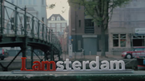 Amsterdam-Slogan-Auf-Stadthintergrund