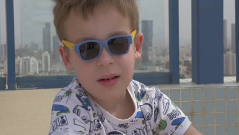 Portrait-of-happy-kid-in-funny-sunglasses