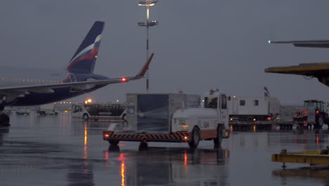Belebter-Abend-Am-Moskauer-Flughafen-Scheremetjewo,-Blick-Auf-Den-Fahrzeugverkehr