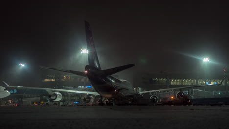 Zeitraffer-Des-Entladens-Eines-Thailändischen-Flugzeugs-In-Der-Winternacht-In-Domodedovo,-Moskau
