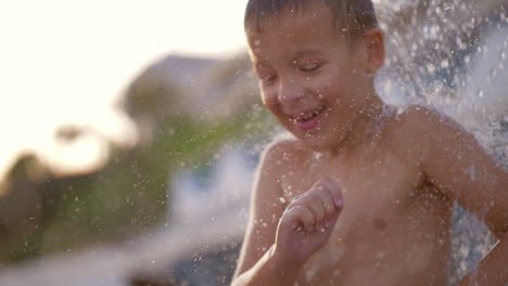 Niño-Feliz-Disfrutando-De-Una-Ducha-Fresca-En-La-Playa-Y-Divirtiéndose
