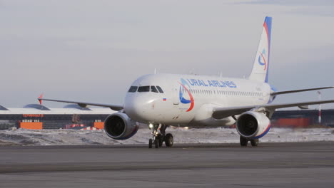 Ural-Airlines-A320-Rollt-Am-Flughafen-Moskau