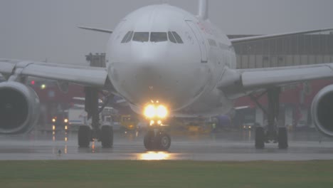 China-Eastern-airplane-taxiing-at-Sheremetyevo-Airport-in-rainy-weather