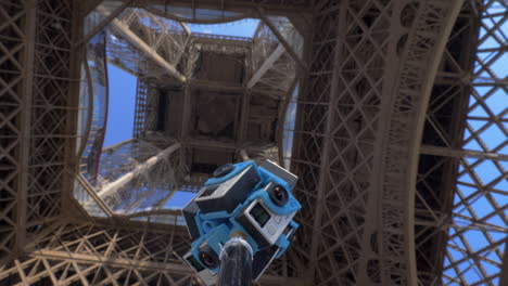 360-VR-Aufnahmen-Mit-GoPro-Kameras-Unter-Dem-Eiffelturm-In-Paris,-Frankreich