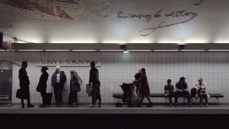 Los-Viajeros-En-La-Estación-De-Metro-Cluny-La-Sorbonne-En-París