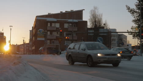 Escena-De-La-Carretera-De-Rovaniemi-En-Invierno-Finlandia