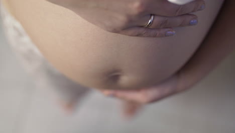 Pregnant-woman-with-hands-on-the-belly