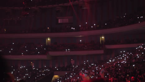 Fans-at-concert-waving-lanterns-in-the-dark