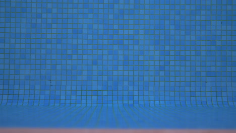 Blauer-Mosaik-Poolboden