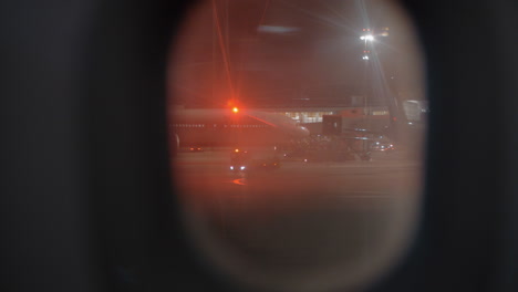 Blick-Auf-Den-Nachtflughafen-Sheremetyevo-Vom-Illuminator-Des-Angekommenen-Flugzeugs-Moskau