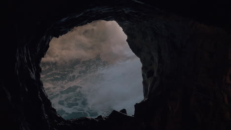 Blick-Auf-Das-Wasser-Von-Der-Meereshöhle-Von-Rosch-Hanikra