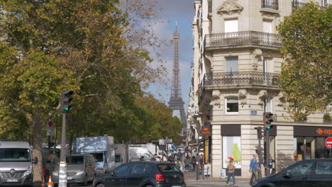 Pariser-Straße-Mit-Blick-Auf-Den-Eiffelturm-In-Frankreich