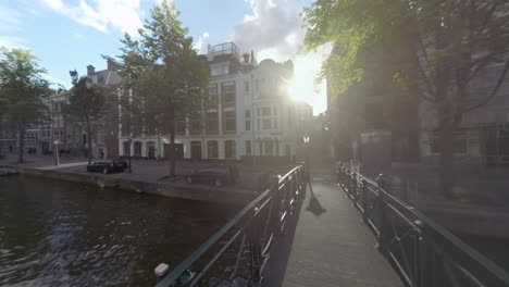 Vista-De-Amsterdam-Con-Puente-Peatonal-Sobre-El-Canal-Países-Bajos