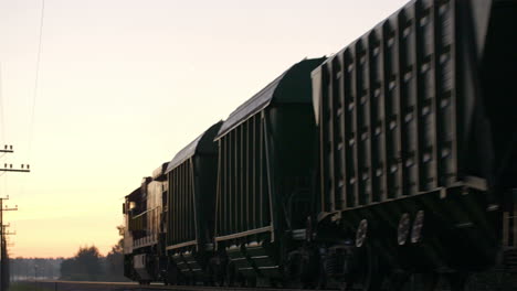 Güterzug,-Der-Auf-Dem-Land-Vorbeifährt