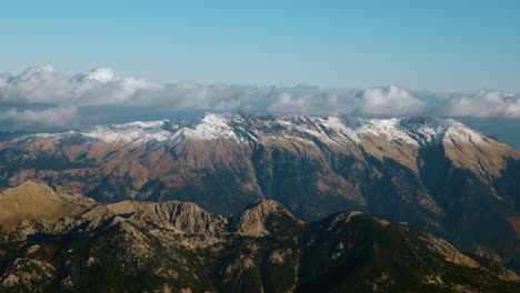 Malerische-Luftaufnahme-Der-Bergkette
