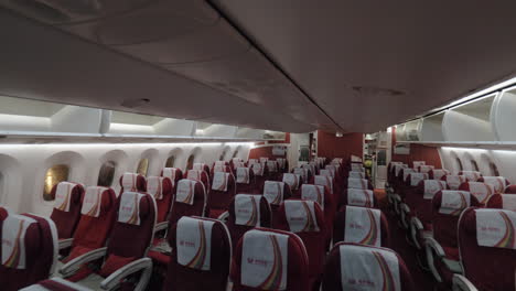 Economy-class-cabin-in-Hainan-Airlines-plane