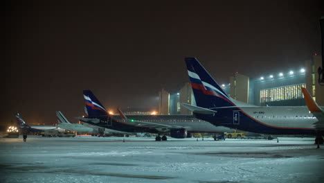 Timelapse-Del-Servicio-De-Vuelos-Nocturnos-En-El-Aeropuerto-De-Sheremetyevo-En-Moscú,-Rusia.