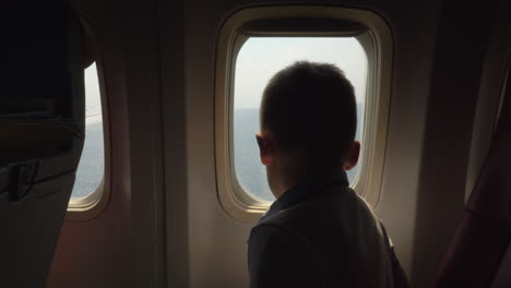 Kind-Schaut-Durch-Die-Beleuchtung,-Wenn-Das-Flugzeug-Landen-Wird