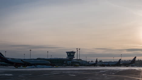 Zeitraffer-Des-Verkehrs-Am-Terminal-D-Des-Moskauer-Flughafens-Scheremetjewo