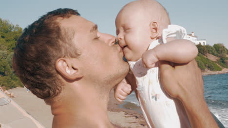 Glücklicher-Vater,-Der-Seine-Kleine-Tochter-Küsst