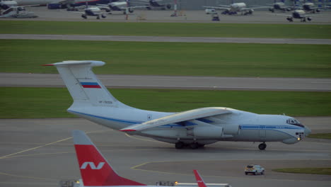 Il-76-Bewegt-Sich-Auf-Der-Landebahn-Des-Moskauer-Flughafens-Scheremetjewo