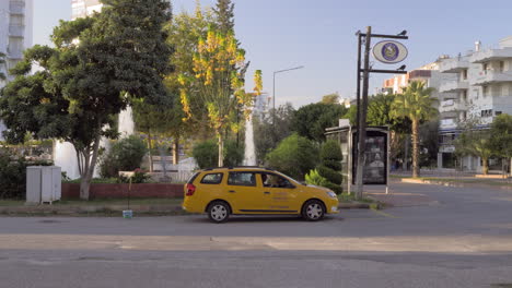 Blick-Auf-Die-Straße-Mit-Geparktem-Taxi-In-Antalya,-Türkei