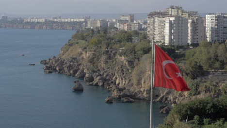 Küste-Von-Antalya-Und-Türkische-Flagge