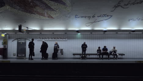 Gente-Esperando-El-Tren-En-El-Metro-De-París.