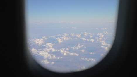 Blick-Auf-Die-Wolken-Und-Das-Land-Vom-Fliegenden-Flugzeug-Aus
