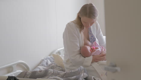 Eine-Frau-Stillt-Ihr-Neugeborenes-Baby-In-Einem-Zimmer-Einer-Entbindungsklinik