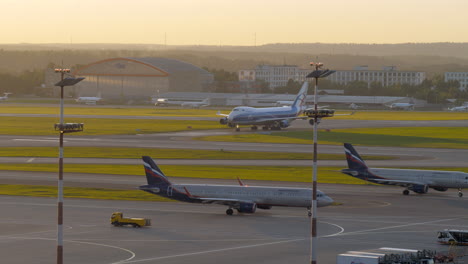 Fahren-Von-Flugzeugen-Am-Flughafen-Scheremetjewo-Bei-Sonnenuntergang-In-Moskau