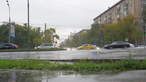 Fahren-In-Der-Stadt-Unter-Dem-Regen-Moskau-Russland