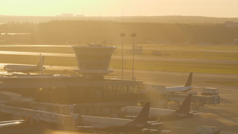 Blick-Auf-Den-Flughafen-Im-Warmen-Licht-Des-Sonnenuntergangs