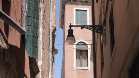 Eine-An-Der-Wand-Montierte-Straßenlaterne-In-Einer-Engen-Straße-Von-Venedig