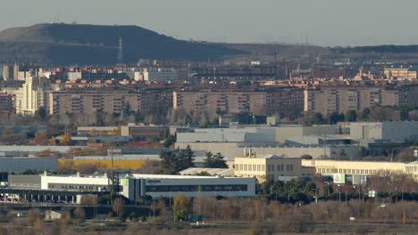 Avión-Lauda-Volando-Contra-El-Paisaje-Urbano-De-Madrid-Con-Zona-Industrial