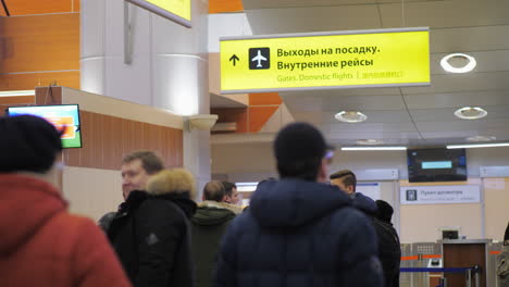 Passagiere-Warten-An-Den-Gates-Des-Moskauer-Flughafens-Scheremetjewo