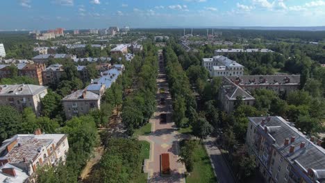 Sommerstadtbild-Aus-Der-Luft-Mit-Von-Bäumen-Gesäumtem-Gehweg-Und-Wohngebiet-Russland